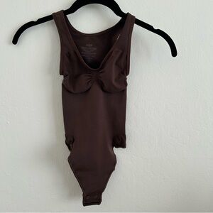 Skims Seamless Sculpt Racerback Thong Bodysuit in Cocoa size Small